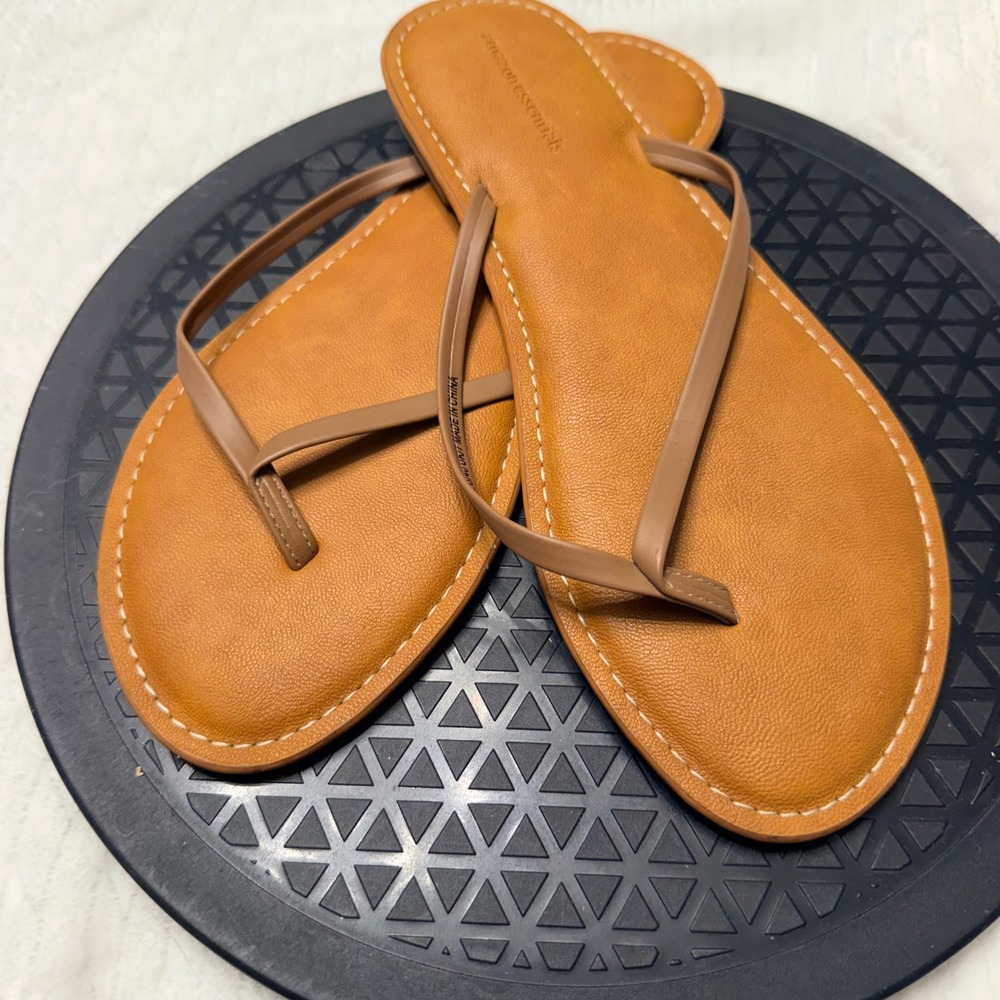 Amazon Essentials Womens 9W Tan Casual Thong Sandal Flat Flip Flop